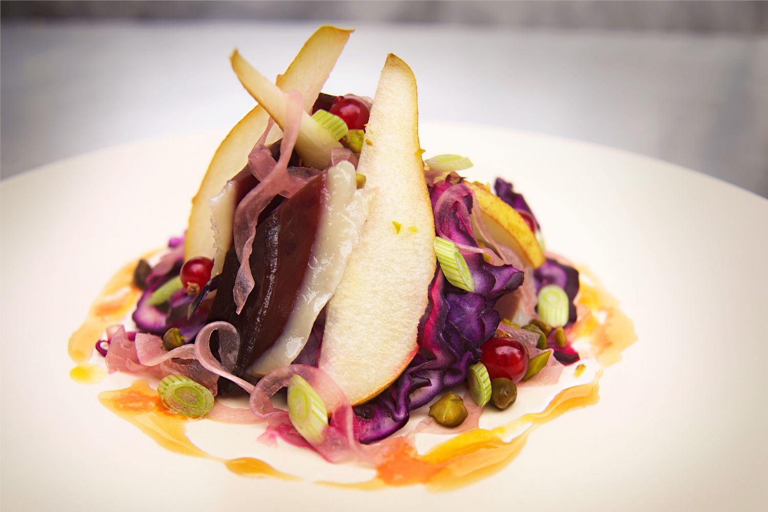 Poire, canard, une salade de chou rouge
